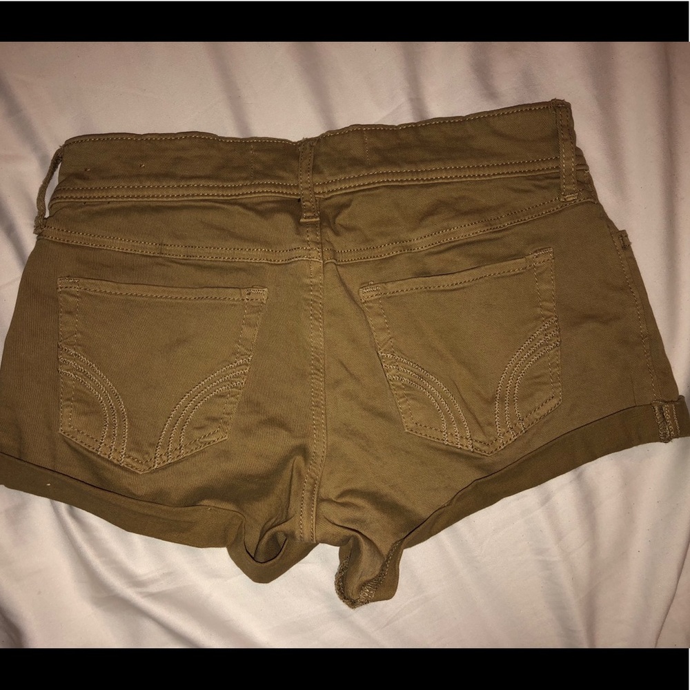 Hollister kaki shorts.